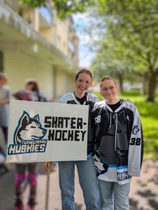 Johanna und Linnea mit Schild unscharf